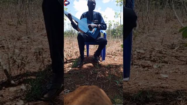Karamoja Yelo Wan Acholi - Rwot Kasemiro Ongom Playing His Locally Made Guitar - I Love Acholi смотреть онлайн