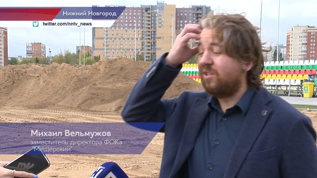 Искусственный газон укладывают на поле ФОКа «Мещерский» смотреть онлайн