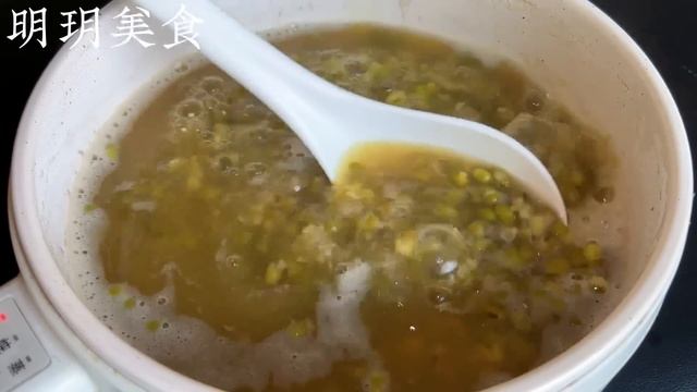 不管是煮綠豆還是紅豆，煮前只需多加一步，5分鐘全煮軟爛開花，真的又快又省事， A recipe of ， boiled mung beans смотреть онлайн