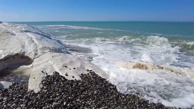 4к море. Звуки моря, Релакс, видео для сна. Звуки ASMR ( АСМР) Abkhazia White stones 4K Sea sounds смотреть онлайн