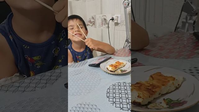 Макс научит пользоваться палочками для роллов😄 смотреть онлайн