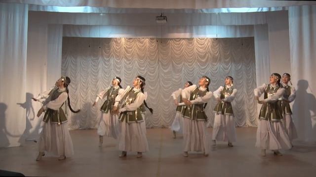 Вилюйский народный ансамбль танца. "Бүлүү долгуннара". "Алгыс" НКЦ. смотреть онлайн