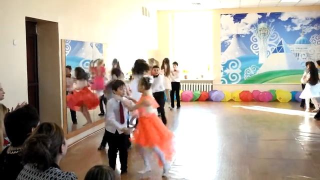 8 марта 3"Б" класс. Кадриль смотреть онлайн