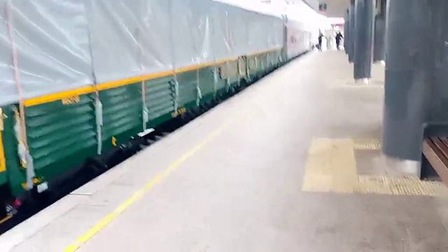 электровоз эп-2 к. значит, 1 вагон, а 2 новый вагон экскурсионный. смотреть онлайн