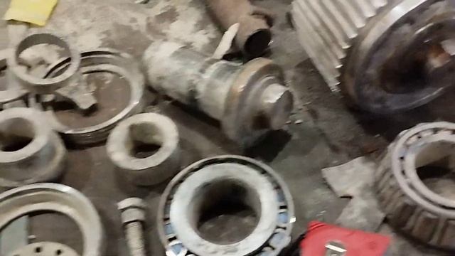 Ролики гранулятора ОГМ 1,5 общее внутренне устройство, эксцентриковая регуляция. Ролик в разборе.