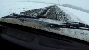 Нива по грязи. Еду в деревню.