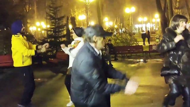 ЗАМАНИЛА, СОБЛАЗНИЛА, РАЗДРАЗНИЛА! ТАНЦЫ В ПАРКЕ ГОРЬКОГО ХАРЬКОВ смотреть онлайн