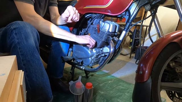 Honda CB250 Oil Change & Level Check смотреть онлайн