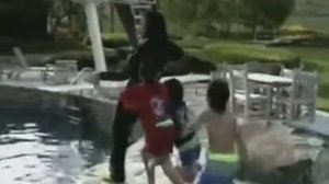 Майкл Джексон играет с детьми ???