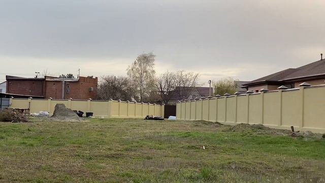 Забор из Хабльского кирпича 150 метров и отделан кароедом с покраской