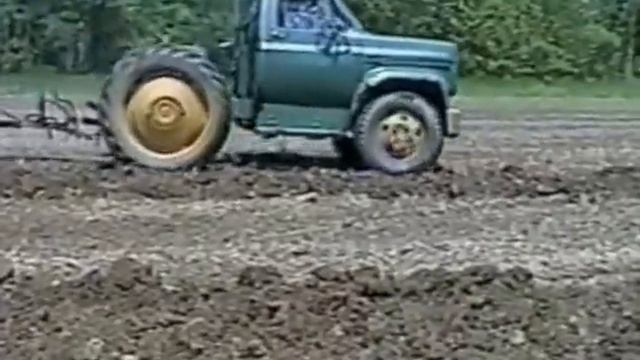 FARM SHOW - "Tructor" Moves Quickly Between Farms смотреть онлайн