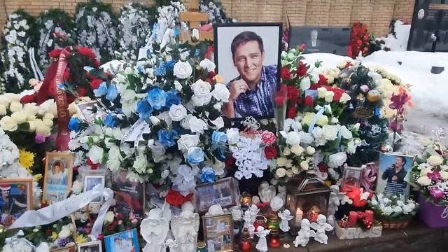 Огромное количество людей с цветами на могиле Юры Шатунова / пол года как ... 23 декабря ? ПОМНИ смотреть онлайн