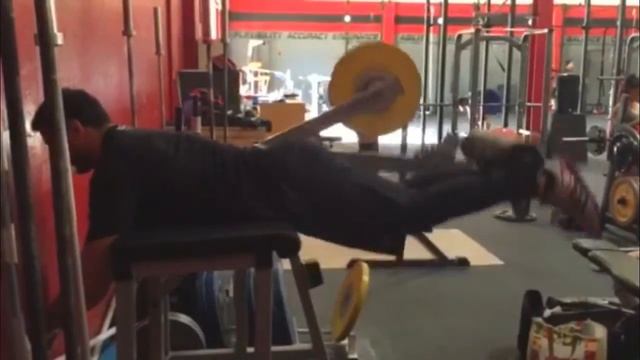 Виктор Бирюков техника приседаний в безэкипировочном пауэрлифтинге