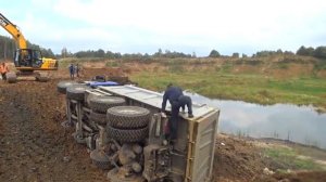 Грузовой самосвал Скания в карьере перевернулся на крышу. Как его ставили на колеса.