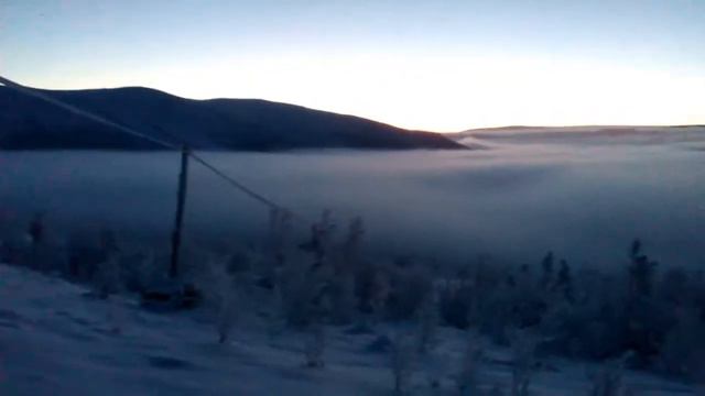 Закат над городом в тумане смотреть онлайн