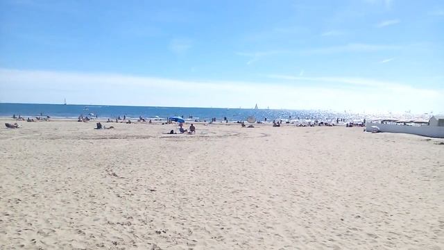 Beach in La Grande-Motte смотреть онлайн