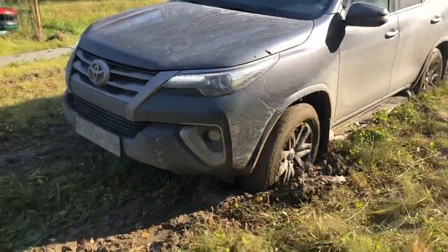 Fortuner 2.8d, на пузе в глиняной колее. Подкопал и выехал в раскачку смотреть онлайн