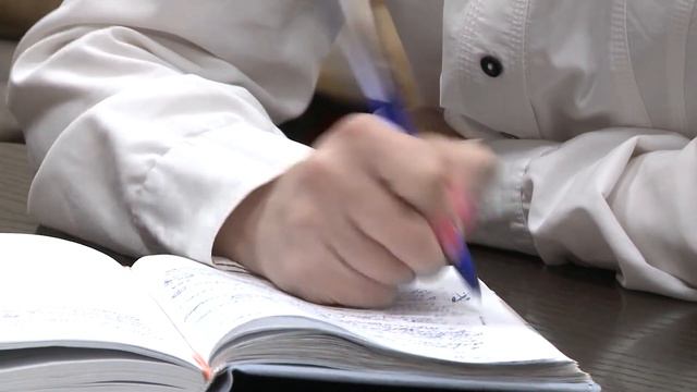 Главный врач новотроицкой больницы прокомментировал ситуацию с отсутствием узких специалистов смотреть онлайн