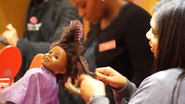 Укладка волос и прически для кукол в культовом магазине American Girls