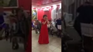 Мама поёт песню на свадьбу для дочери