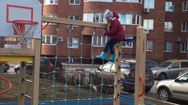 Детская площадка во дворе !!! смотреть онлайн