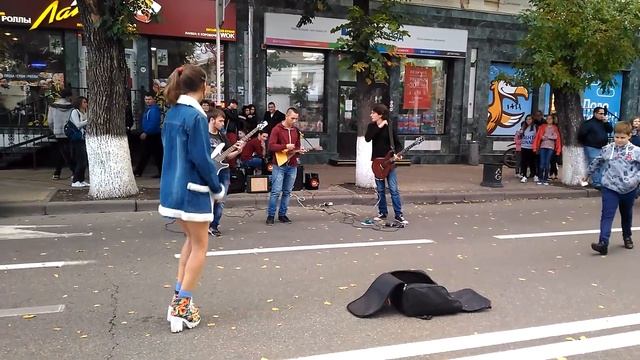 Девочка прикольно танцует. День города в Краснодаре 2016 -часть 1. смотреть онлайн