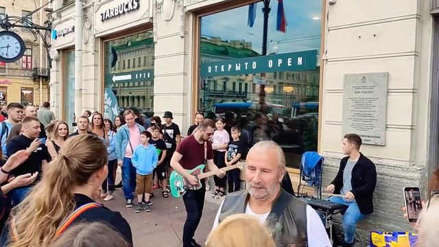 Жуки - "Батарейка", в исполнении уличных музыкантов на Невском проспекте в Санкт-Петербурге... смотреть онлайн