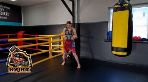 Идеальная стойка в боксе. Бокс техника ног. Постановка ног бокс. Бокс упражнения для начинающих.