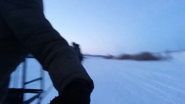 75 км/ч на лыжах за снегоходом| Развлечения на речке смотреть онлайн