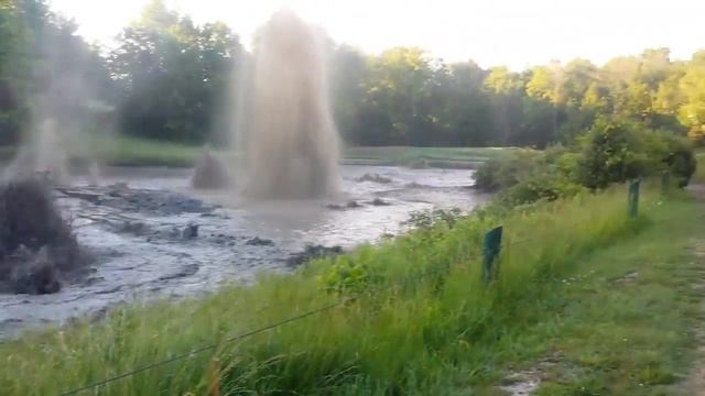 Газовый гейзер в Ламбтон-Шорс, Канада смотреть онлайн