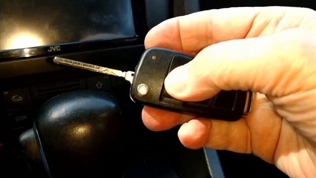 Fixing an Audi DIY flip key remote that won't work after replacing the battery. смотреть онлайн