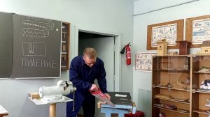 ПИЛЕНИЕ ДРЕВЕСИНЫ СТОЛЯРНОЙ НОЖОВКОЙ.
