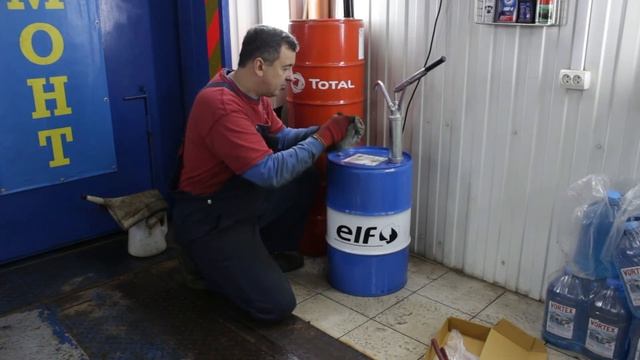 Обзор бочкового насоса для масла. Есть ли разница с предыдущим? смотреть онлайн