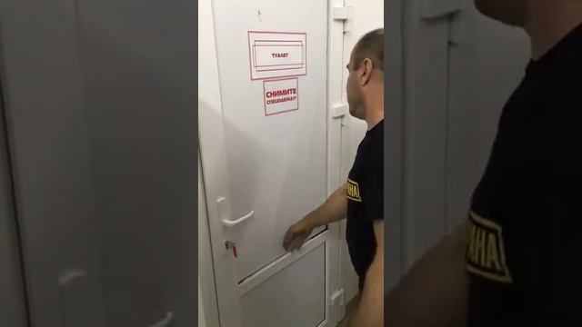 Спасение...нет, не рядового Райана, а завхоза из заточения в дамской комнате... смотреть онлайн