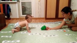 Малыш начинает ползать!