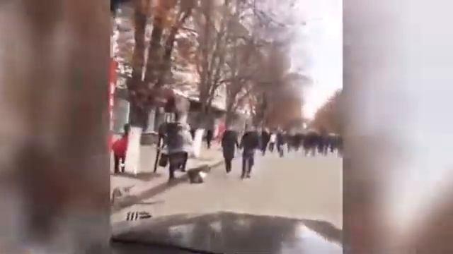 Панин едет по пешеходной улице Саратова смотреть онлайн