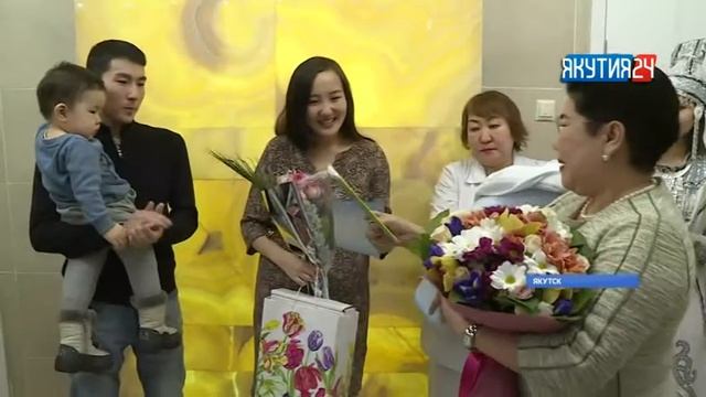 Первого ребенка, рожденного в новом перинатальном центре в Якутске, выписали домой смотреть онлайн