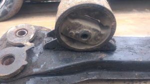 Замена подушки двигателя, вибрации на холостом ходу или при разгоне