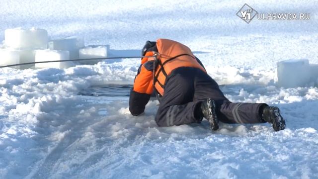 Помогут ветки, куртки и зонты. Ульяновцы учились вытаскивать утопающего из-подо льда