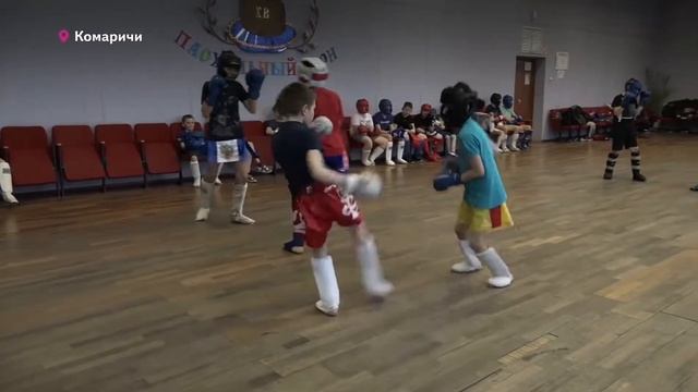 Секция Тайского Бокса в пгт. Комаричи. Тренер Островский Богдан смотреть онлайн