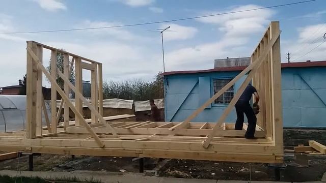 Недорогой садовый дом эконом класса с мансардой и террасой. Часть 1: монтаж силового каркаса. смотреть онлайн