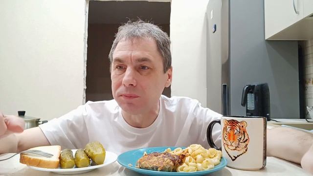 МУКБАНГ/ КОТЛЕТА С МАКАРОНАМИ смотреть онлайн