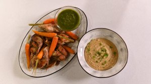 Запеченный кролик с молодой морковью и соусом песто. Крем из жареного картофеля со сливками и сыром