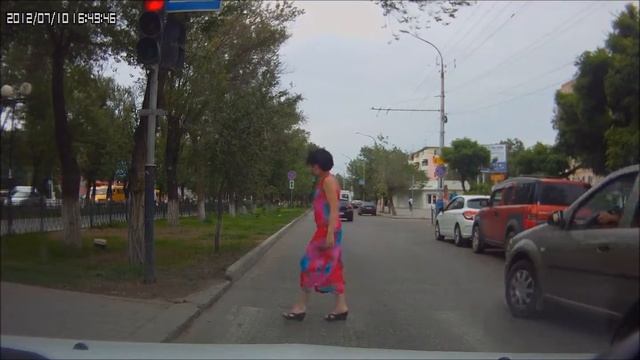 2 подряд придурка на красный, г.Астрахань смотреть онлайн