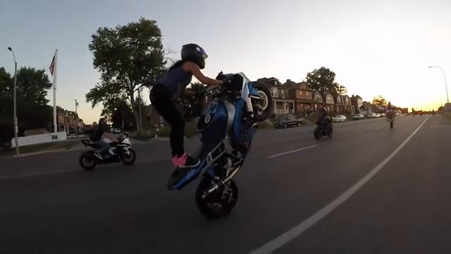 Девушка гоняет на мото по городу. Crazy girl does motorcycle stunts streets. смотреть онлайн