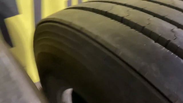 295/80R22.5 Yokohama RY237. Грузовые Шины б/у на рулевую ось. смотреть онлайн