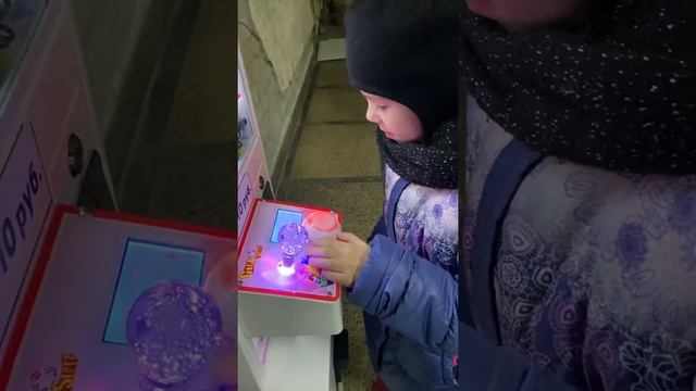 СМОТРИ СКОРЕЙ МИНИ-ИГРУШКУ ИЗ ИГРОВОГО АВТОМАТА. ХВАТАЙКИ. смотреть онлайн