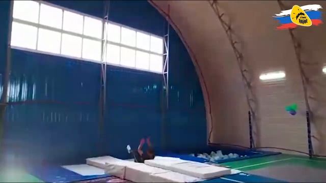 Тренировка #цирковых акробатов на надувном #спортивном оборудовании TimeTrial AIR смотреть онлайн