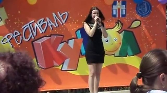 Девушка исполняет песню Полины Гагариной-Колыбельная. смотреть онлайн