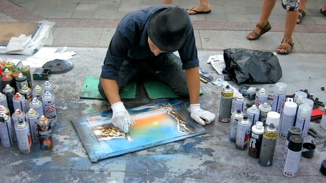 Уличный художник рисует из баллончика смотреть онлайн